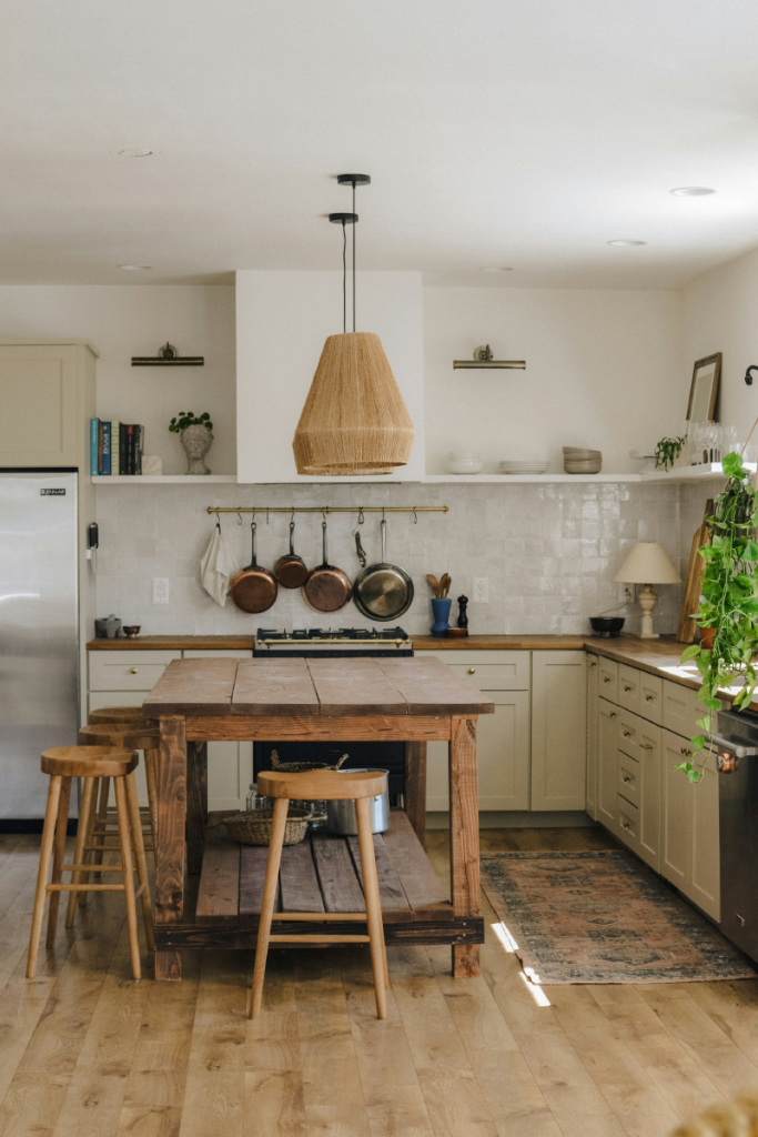 Cocina practica estilo Cottage, utensilios y mesa de madera maciza