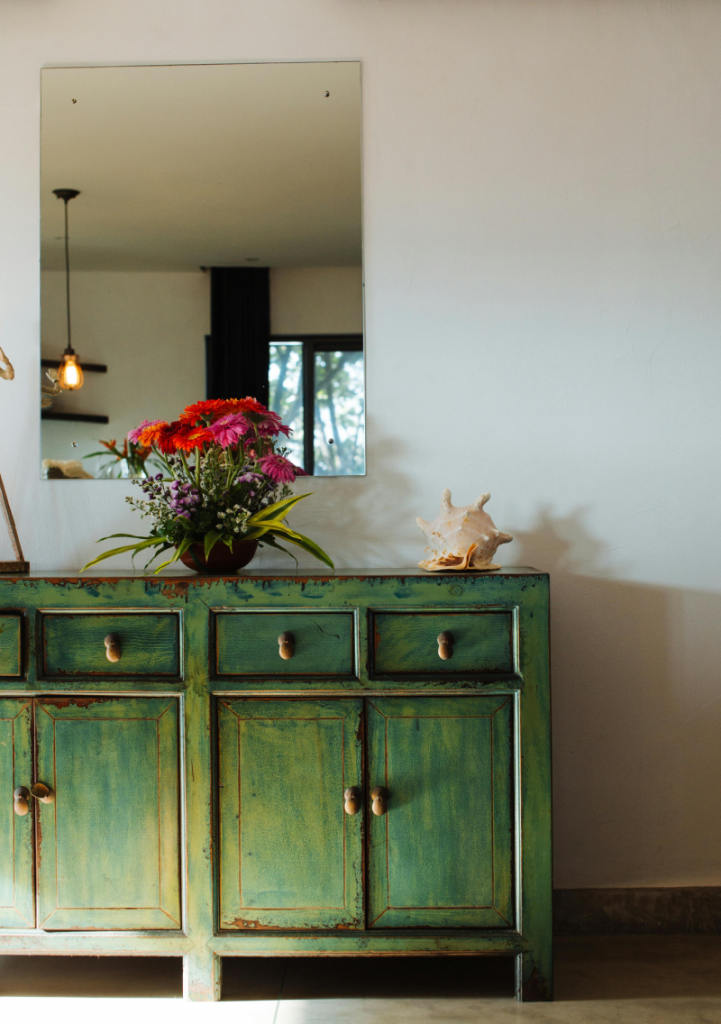 Mueble con apariencia envejecida o pintado