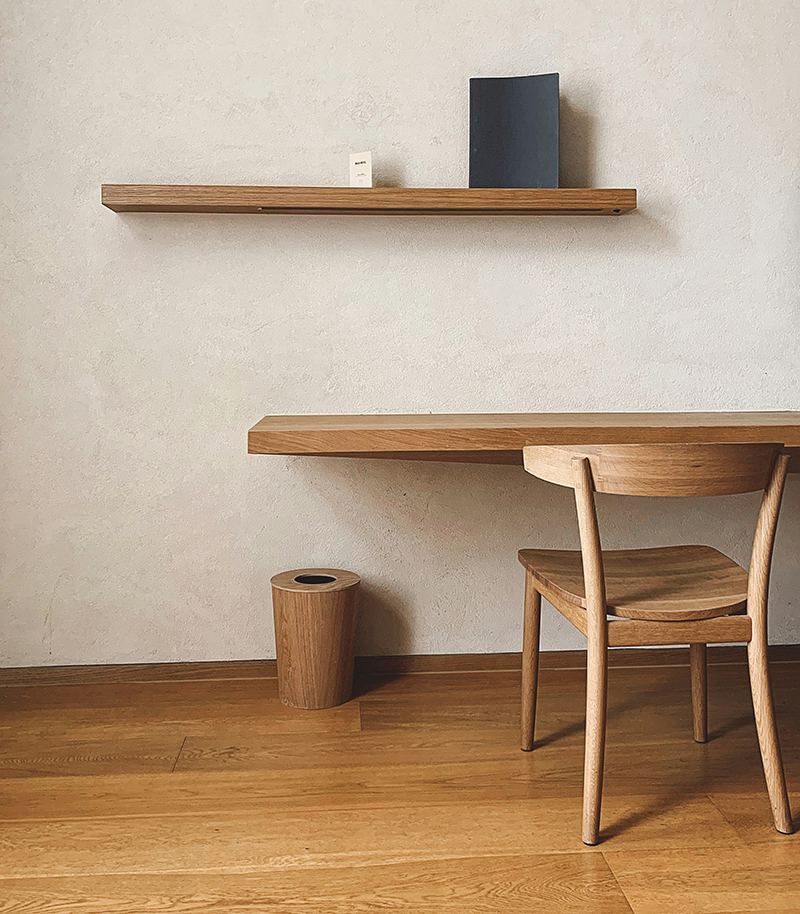 escritorio pegado a la pared con baldas