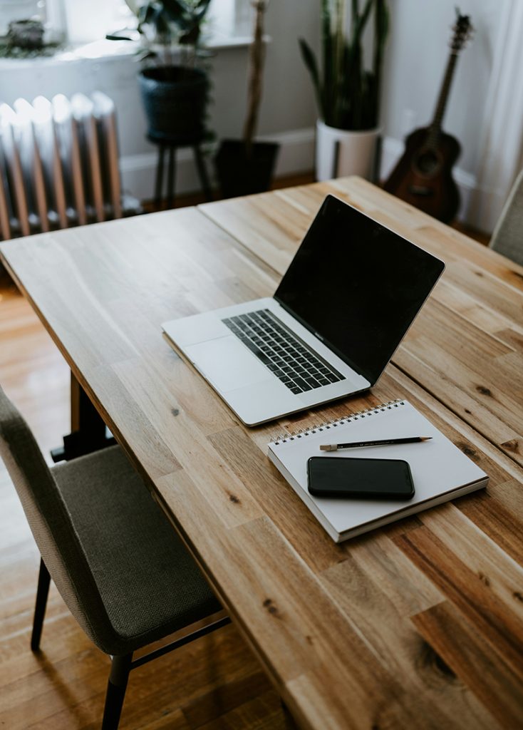 Mesa de trabajo en el centro de la habitación