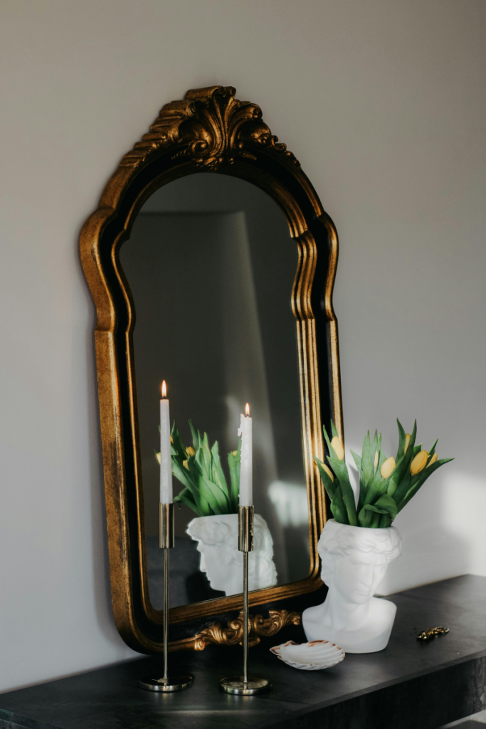 Espejo con marco dorado.