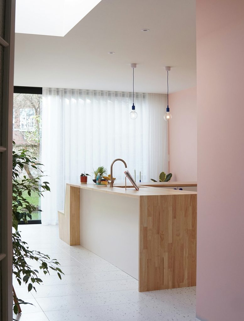 Cocina pequeña minimalista con colores claros y diseño luminoso