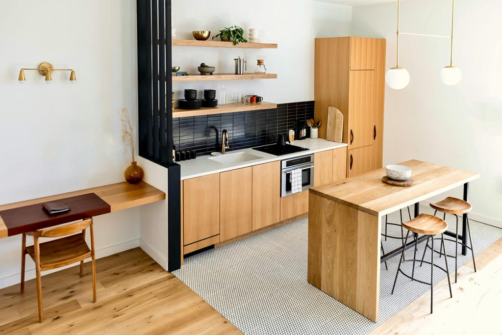 Barra de cocina pequeña abierta con taburetes para espacio social