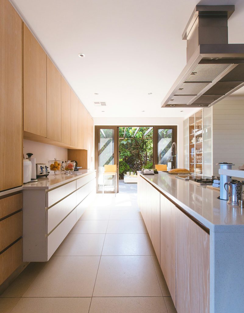 Cocina con colores tendencia 2026 en tonos neutros cálidos y muebles de madera clara 